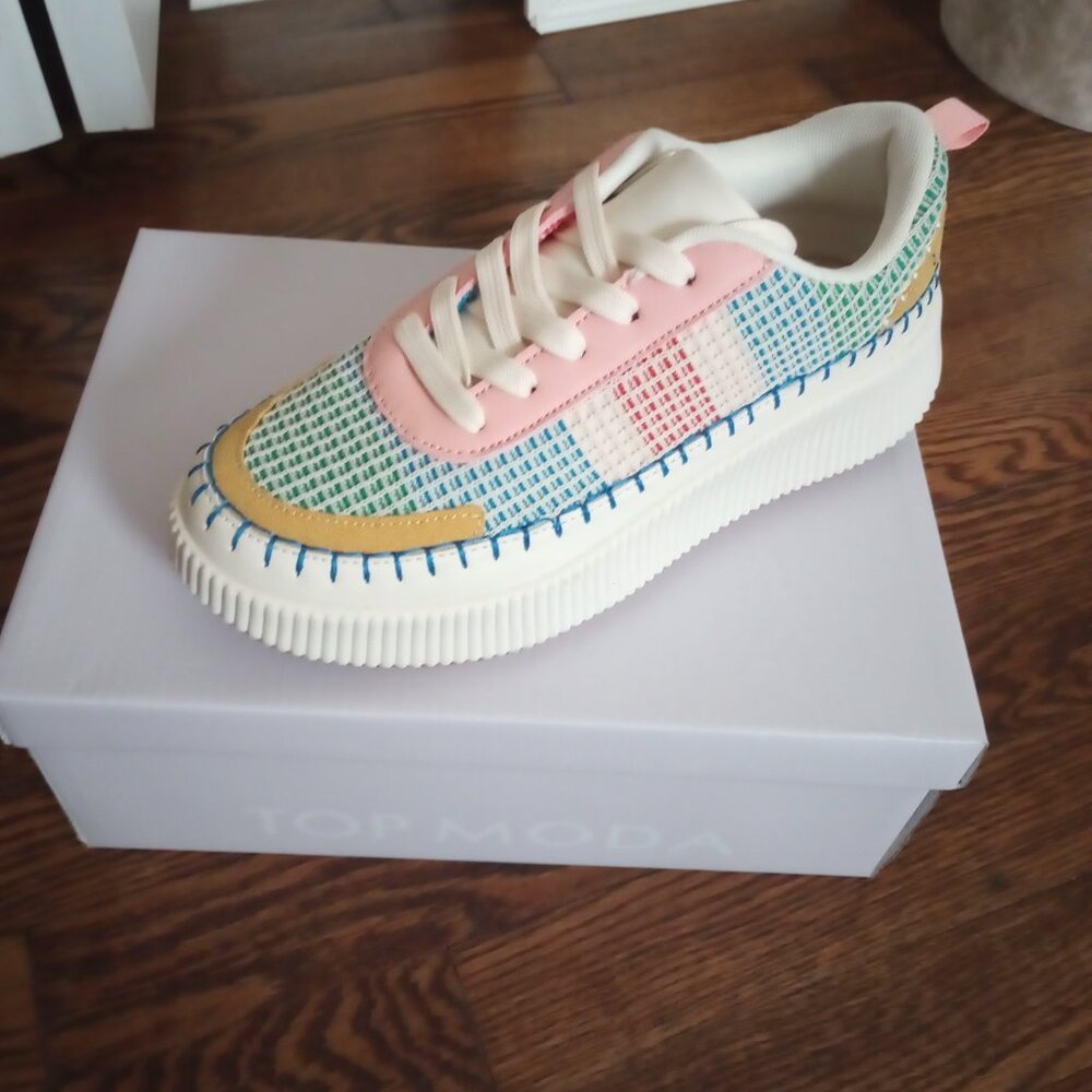 Women's tennis shoes